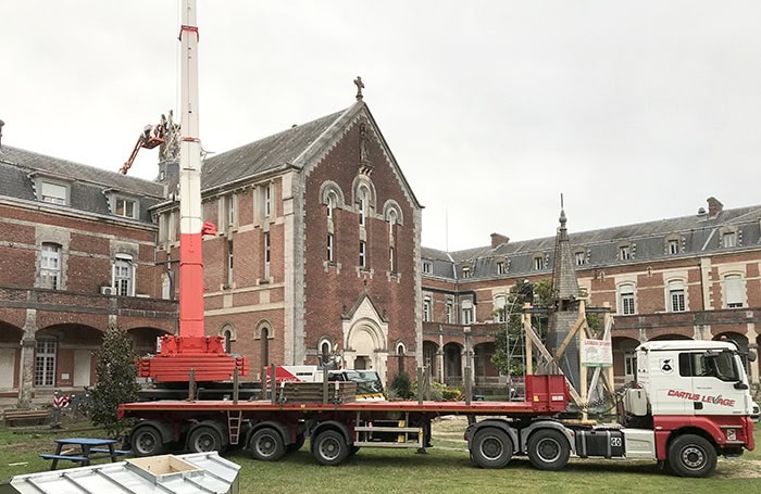 Dépose du clocher du bâtiment historique Saint-Léon pour restauration