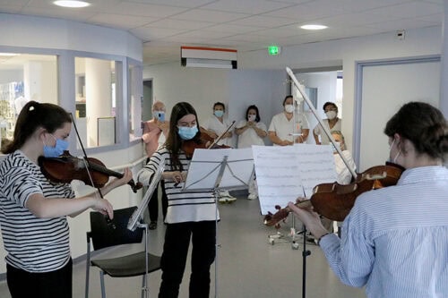 Musique « au pied du lit du patient : le retour des Violoncelles et violons » à l&rsquo;hôpital – appel à candidature